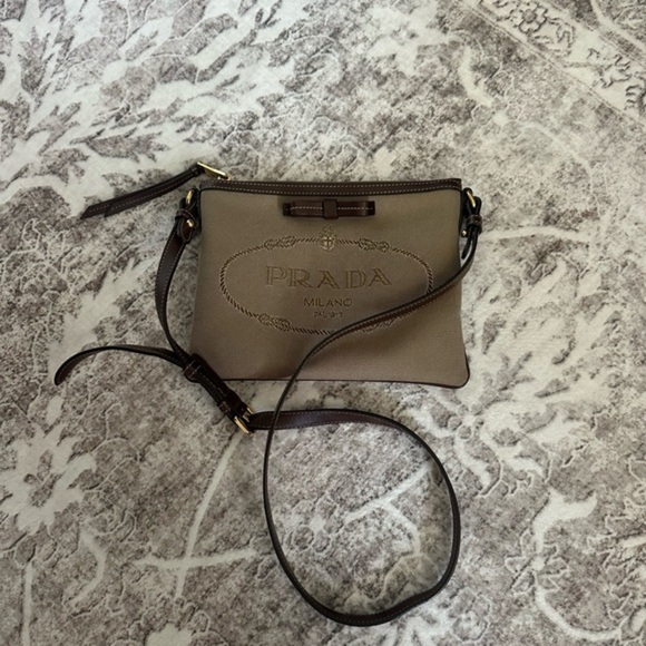 Prada - Picture 2 of 5